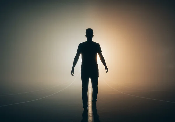 Orang melangkah ke hadapan, mencari suara dan tenaga mereka